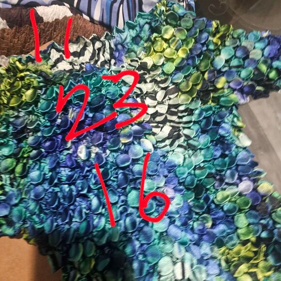 Y2k Blue green animal print bubble popcorn top - Picture 4 of 4